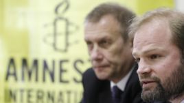 Amnesty İnternational-ın Avropa və Orta Asiya üzrə direktoru John Dalhuisen (sağdakı)