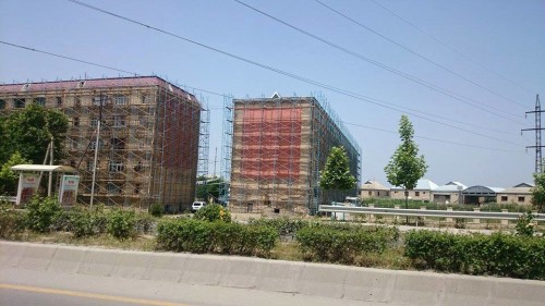 yevlaxda sökülən bina2