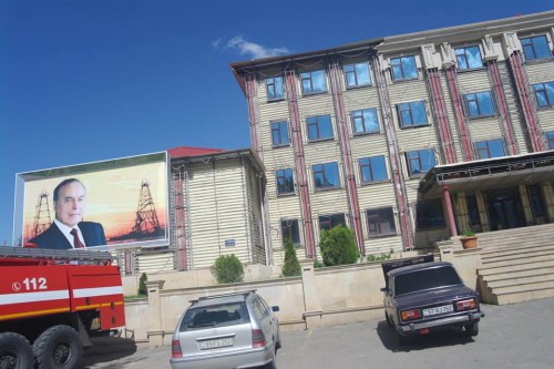 şəmkirdə sökülən bina2