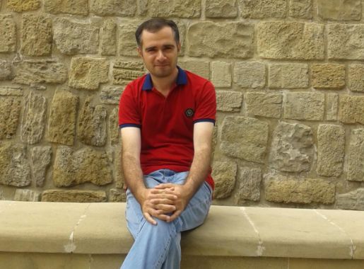 Ana və iki övladını öldürməkdə təqsirləndirilən şəxsin məhkəməsi başlayıb
