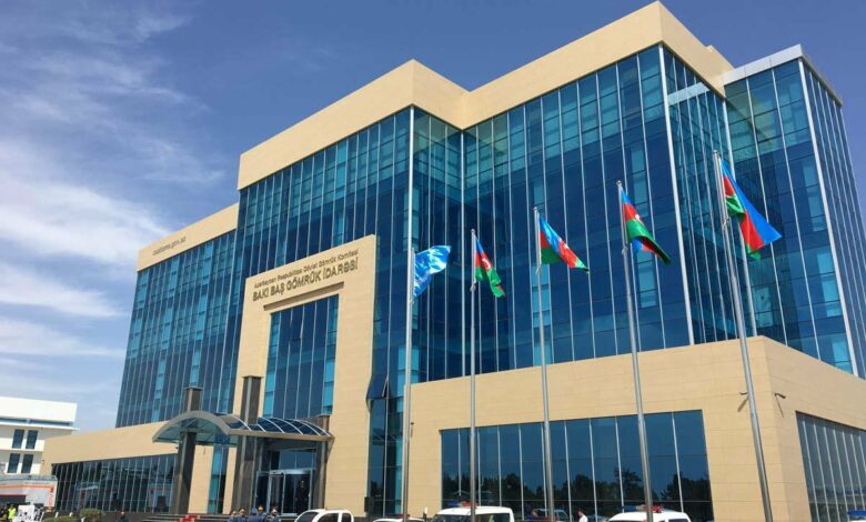 Gömrükçülər məhkəmə zalında həbs edildi, məhkəmə sədrinin kürəkəni azadlıqda qaldı
