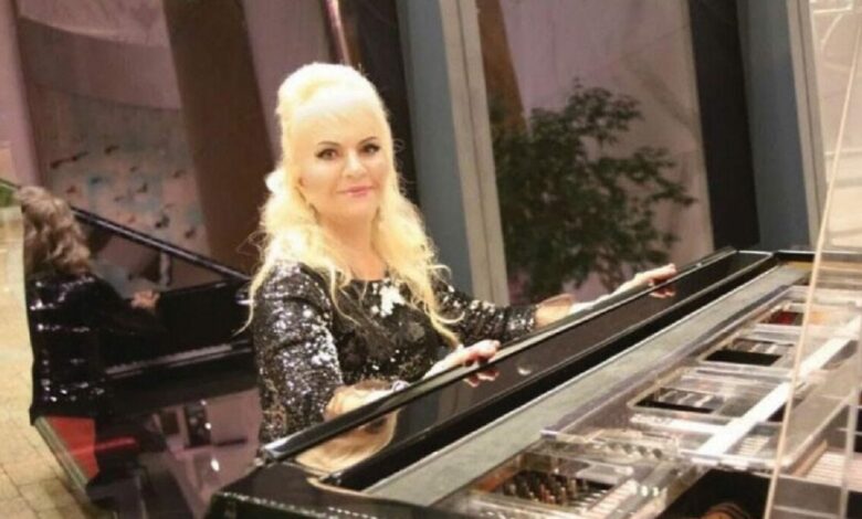 Makron azərbaycanlı pianoçuya orden verib