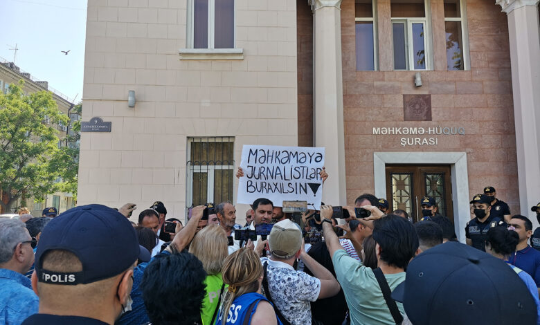 “Müdafiə Xətti” insan haqları təşkilatı açıq və ədalətli məhkəmə tələbilə aksiya keçirir
