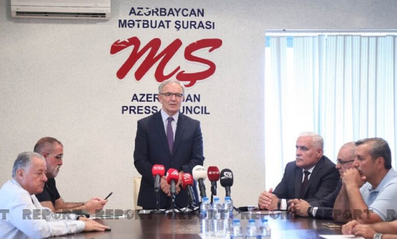 Sosial şəbəkələrdə “qayda-qanun” davası: Mətbuat Şurası nə təklif edir?