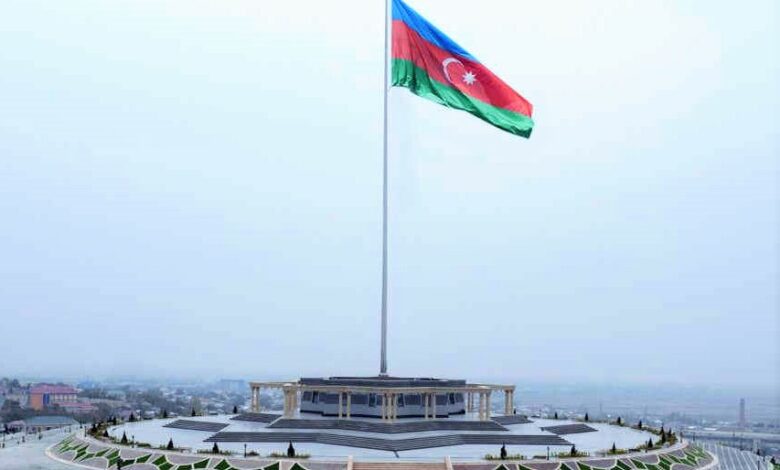 Dövlət büdcəsindən uzanan bayraq dirəyi