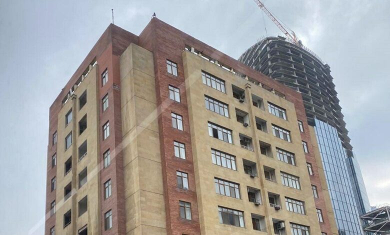 Prezidentin yolundakı binada baş verənlər: anlaşılmazlıq, yoxsa cinayət?