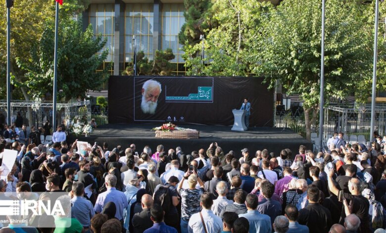 Tehranda şairin dəfninə minlərlə insan çıxıb