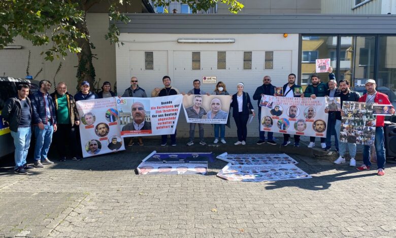 Azərbaycanlı fəallar Almaniyadakı redaksiyalar önündə aksiya keçirib