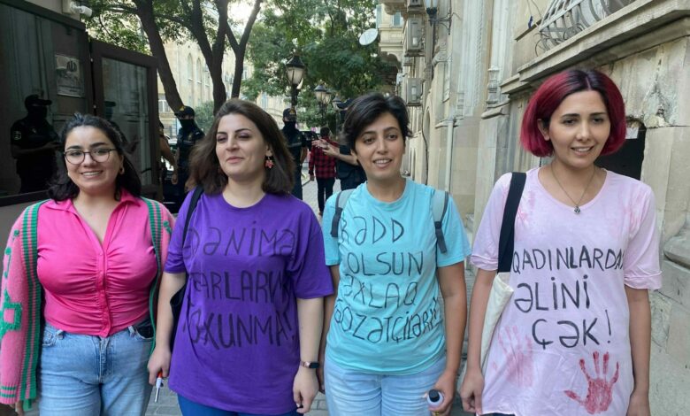Feministlər İran səfirliyinin önündə aksiya keçirdilər