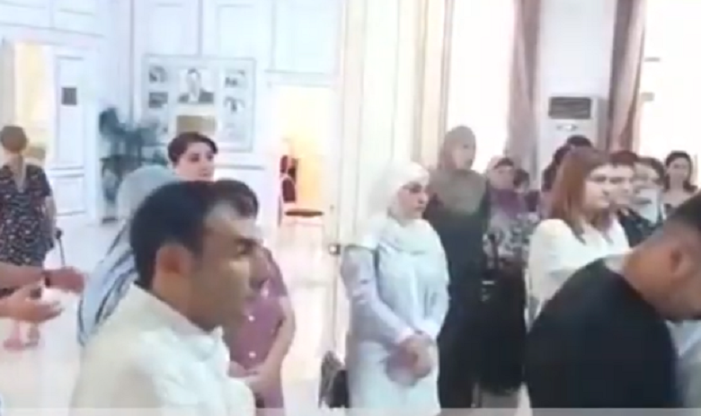 Göyçayda direktoru məktəbə buraxmayıblar