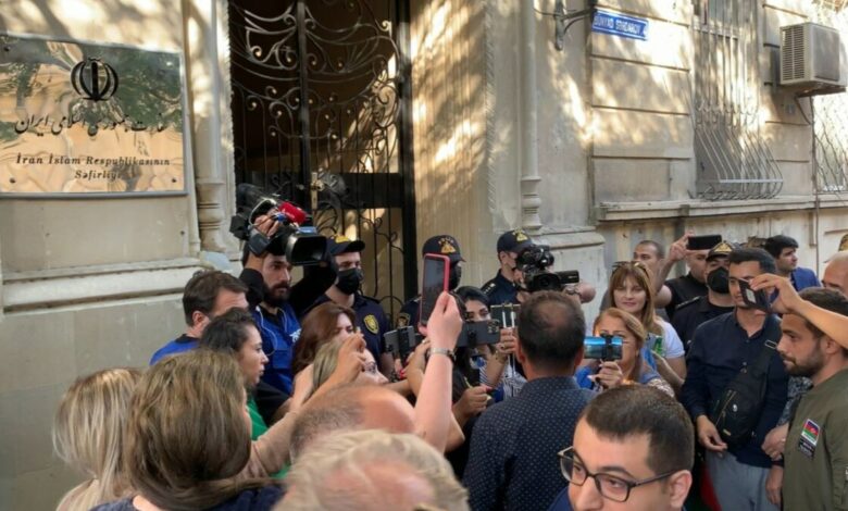 İran səfirliyi qarşısında 'azadlıq' şüarı səsləndirilib