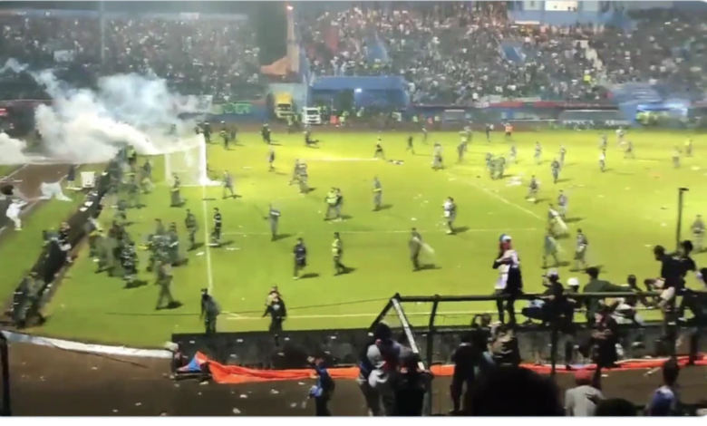 İndoneziyadakı futbol oyununda azı 127 nəfər ölüb