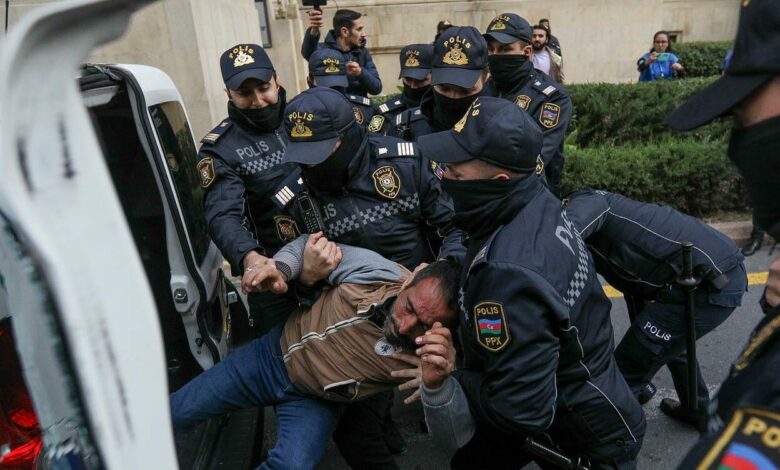 AXCP üzvü polis maşınının şüşəsini sındırmaqda ittiham olunur