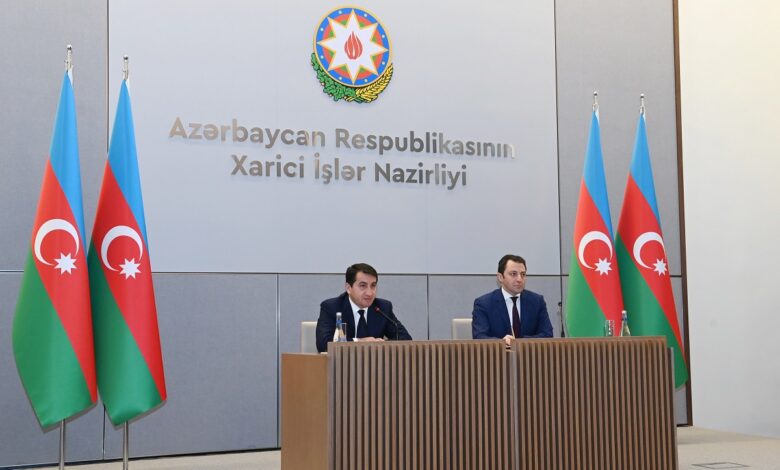 Hikmət Hacıyev Laçın yolunun bağlanmasının humanitar fəlakət yaradacağı iddiasını rədd edir