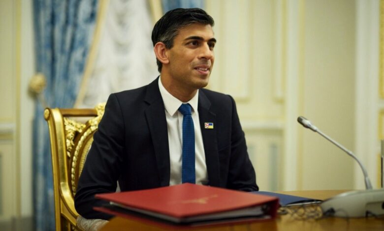 Böyük Britaniyanın baş naziri təhlükəsizlik kəməri taxmadığı üçün cərimələnib