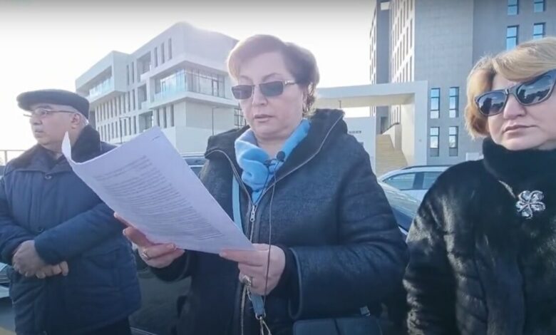 Jurnalistin xanımı etiraz aksiyası keçirib