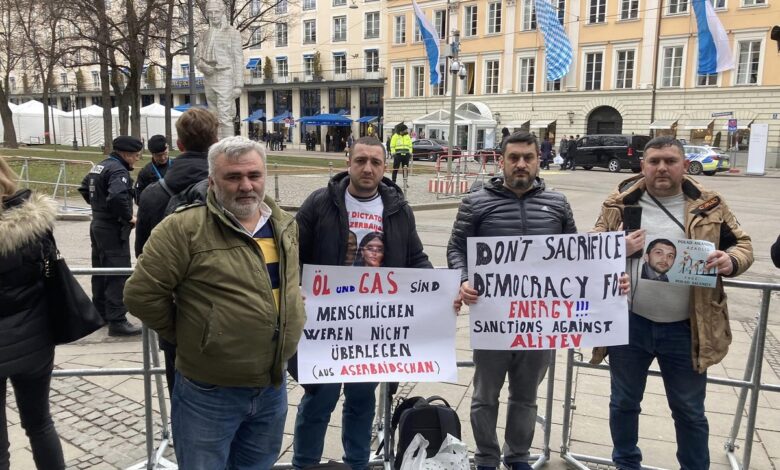 Azərbaycanlı mühacirlər Münhendə İlham Əliyevə etiraz etdilər