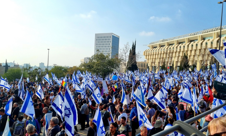 İsraildə məhkəmə islahatına qarşı etirazlarda hökumət geri addım atdı