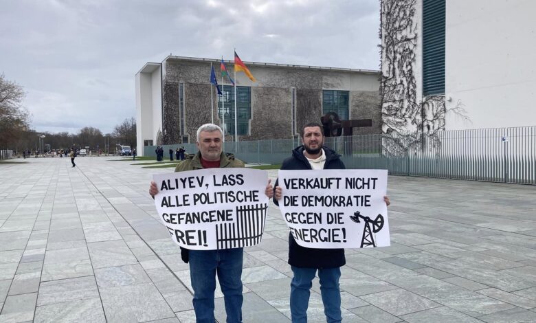 Mühacir jurnalistlər Əliyevin Berlin səfərinə etiraz ediblər