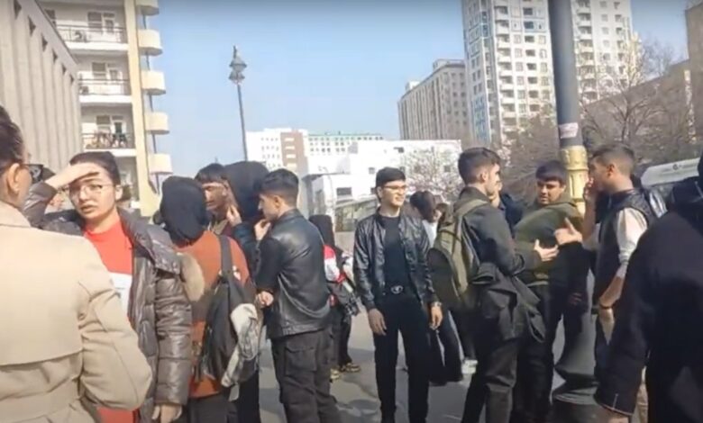 Orta məktəb məzunları və valideynlər aksiya keçirib