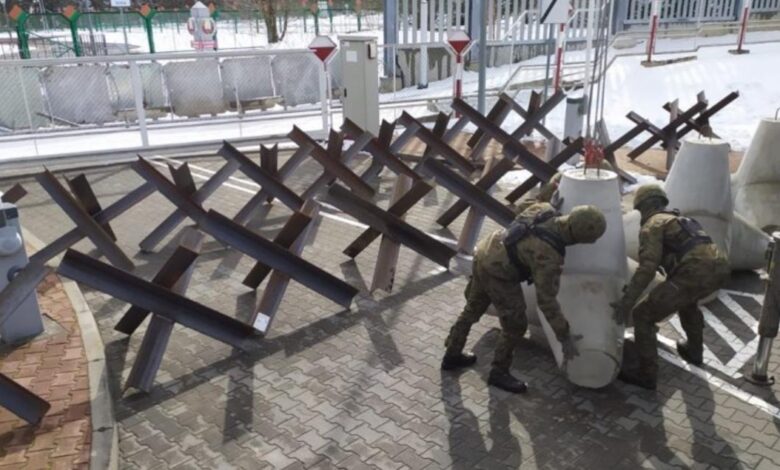 Polşa Belarusla sərhəddə tank əleyhinə “kirpi”lər quraşdırır
