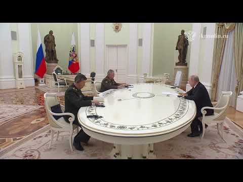 Putin Çin Dövlət Şurasının üzvü, müdafiə naziri Li Şanfu ilə görüşüb