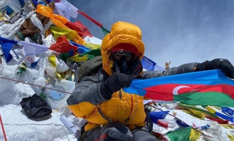 Azərbaycanlı alpinist Everest zirvəsində