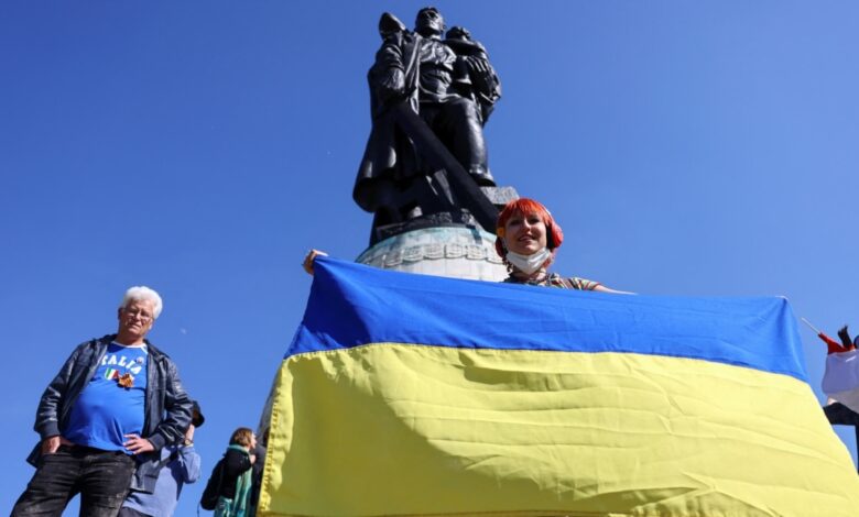 Berlində Ukrayna bayrağına qoyulan qadağa ləğv edilib