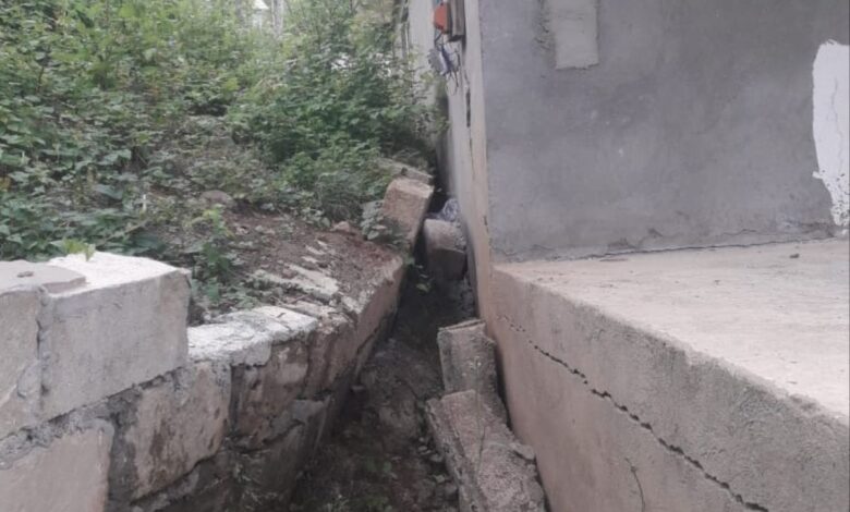 Sürüşmədə evi qəzalı vəziyyətə düşən kəndli köməklik göstərilmədiyini deyir
