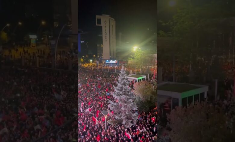 Ərdoğanın tərəfdarları meydanlara axışıb