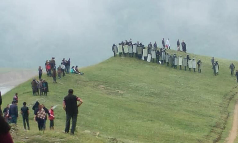 Gədəbəydə qızıl mədəni üçün süni göl tikilməsinə etiraz edənlərlə polis arasında qarşıdurma