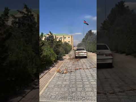 Haqqları pozulan qazi Qaradağ Rayon İcra hakimiyyətinin inzibati binası qarşısında maşın yandırdı