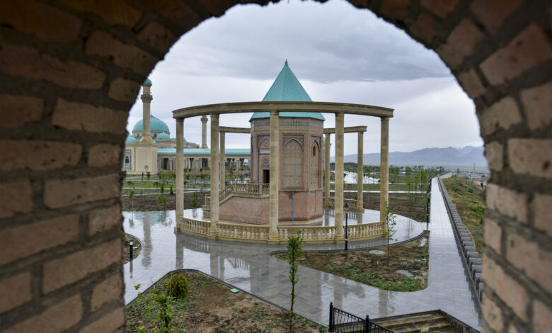 Nuh Peyğəmbərin türbəsində