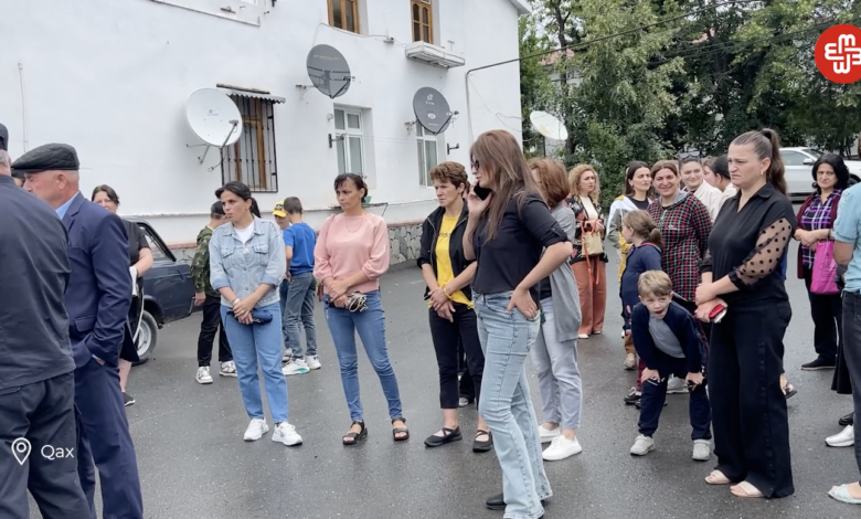 Qaxda bir qrup valideyn məktəb qarşısında etiraz aksiyası keçirib