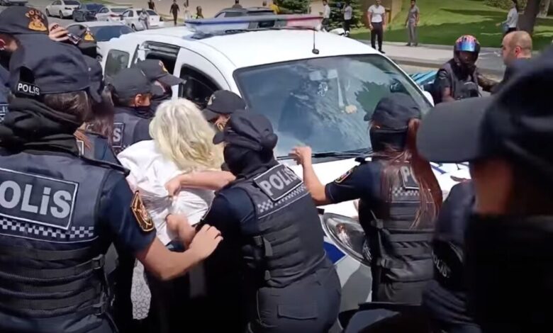 Toplum TV-nin əməkdaşı polisin ona xəsarət yetirdiyini deyir