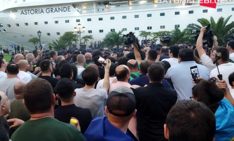 Batumi limanında yenə Rusiya gəmisinin gəlişinə etiraz edirlər