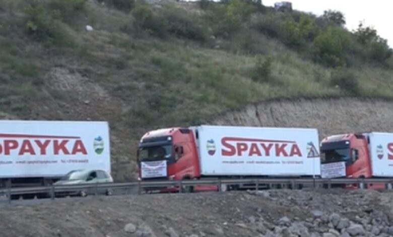 Ermənistan sərhədə humanitar yarım maşınları gətirdi
