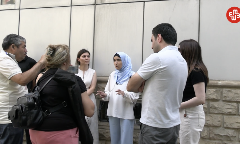 İmtahandan narazı müəllimlər Təhsil Nazirliyinin önündə aksiya keçirdi