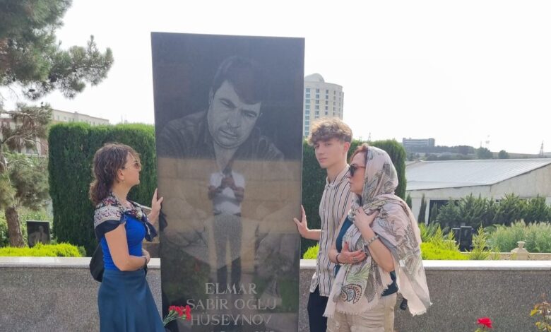 Elmar Hüseynovun oğlu 17 il sonra Bakıya gəldi, atasını ziyarət etdi