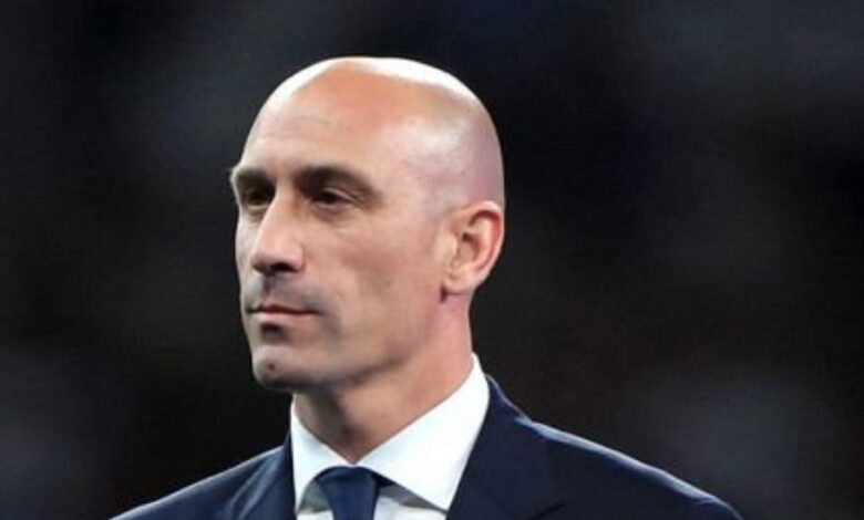Futbolçunu öpən Federasiya rəhbəri istefa verdi