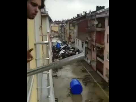 İSTANBULU SEL SULARI BELƏ YUDU