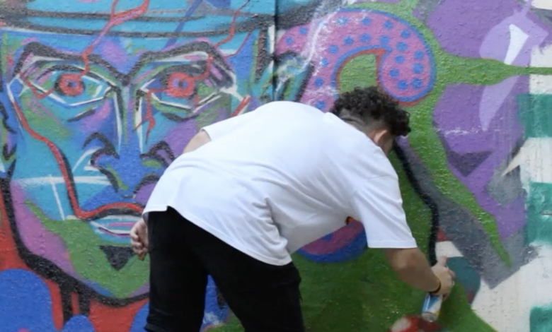 Köhnə Bakının stilini hip-hop, pop-art janrlarında göstərən qraffiti artist