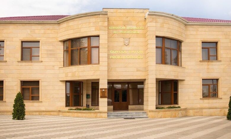 Prokuror köməkçisi icraatındakı işlər üzrə adamlardan pulları alıb, mərc oyunlarına qoyduğunu deyir