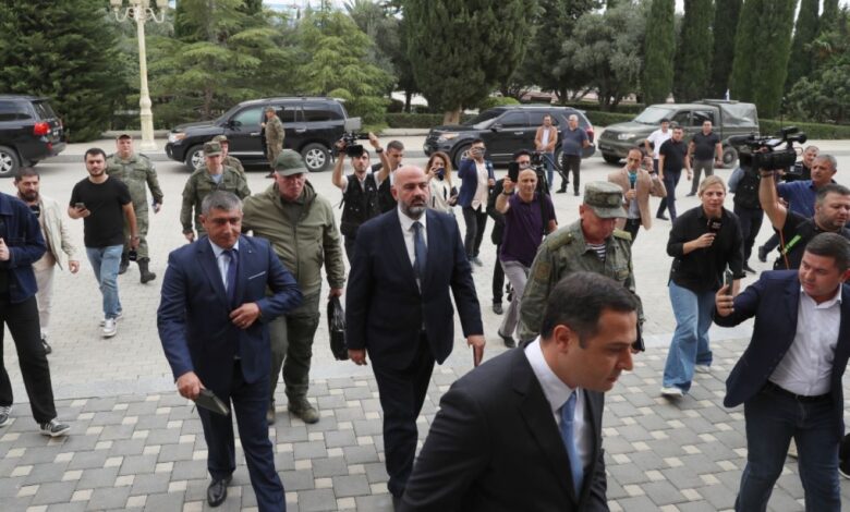 Rəsmi Bakının Qarabağın erməni icması ilə görüşü