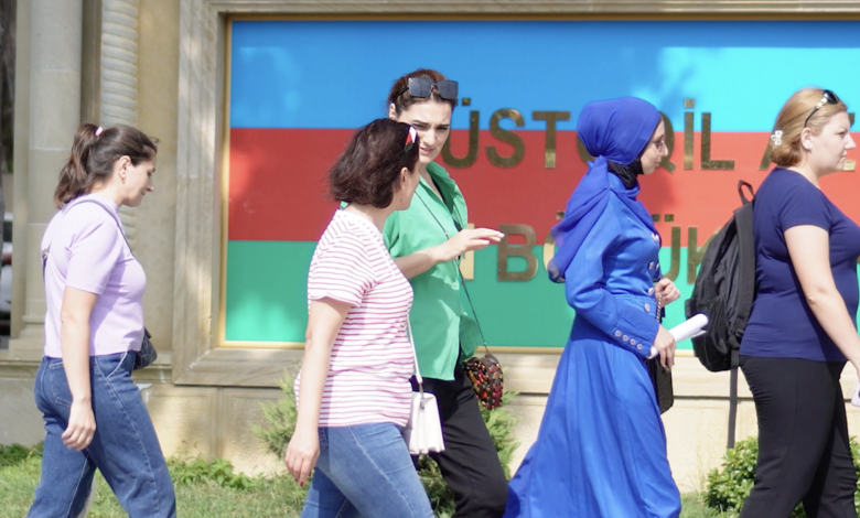 Xırdalanda valideynlər Təhsil İdarəsinin qarşısında etiraz ediblər