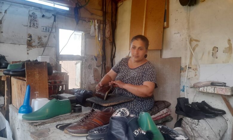 Ərinin şərləndiyini deyən pinəçi qadın və atasının yolunu gözləyən 3 oğul