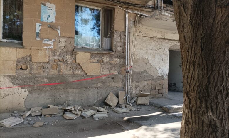 Sakinlər binaların təhlükəli olmasından narahatdır, icra hakimiyyəti isə rəy gözləyir