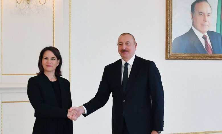 Berbok Əliyevlə sülh gündəliyini müzakirə edib