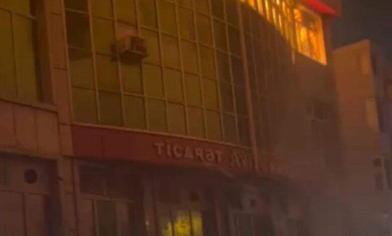 Binəqədidə mağaza yanıb