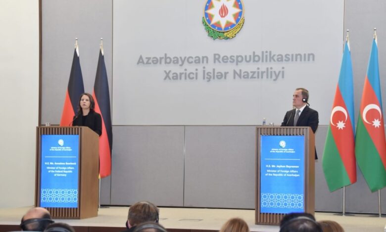 Ceyhun Bayramov: “Berbok məcburi köçkünlərlə görüşsəydi, daha çox məlumatlı olardı”